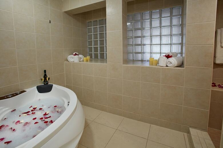 Hotel Divi Little Bay Beach Resort