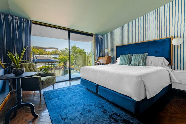 Hotel Pug Seal Anatole France