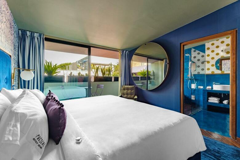 Hotel Pug Seal Anatole France
