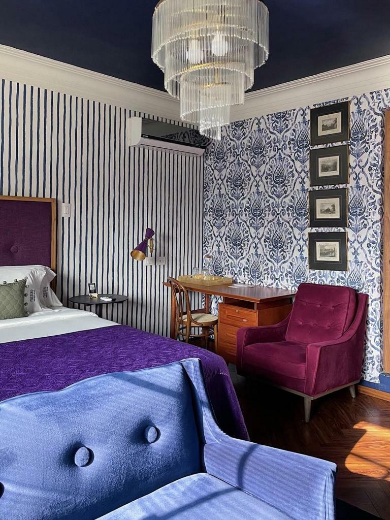 Hotel Pug Seal Anatole France