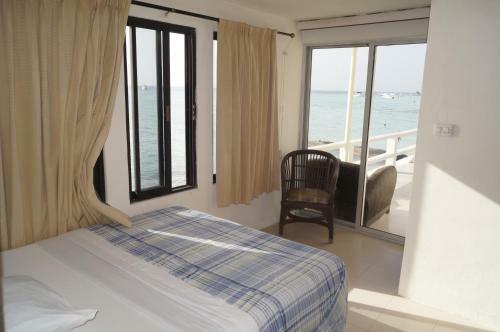 Chichis And Charlies Beachfront Hotel