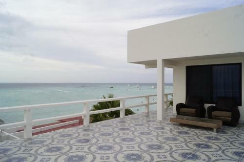 Chichis And Charlies Beachfront Hotel