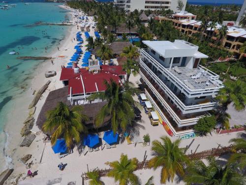 Chichis And Charlies Beachfront Hotel