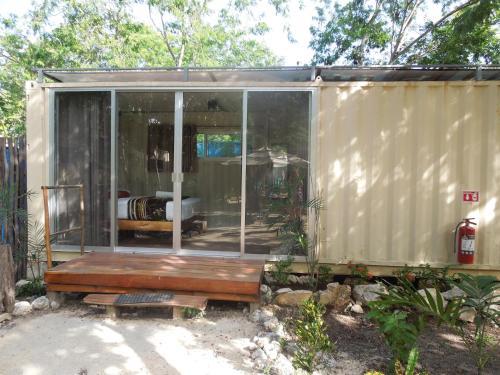 Containme Eco Chic Hotel