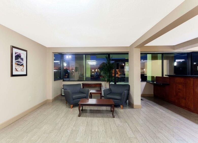 Hotel Super 8 Clarksville Northeast