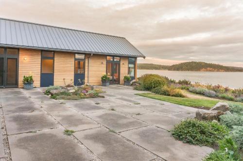 Fidalgo Island Waterfront Stunner