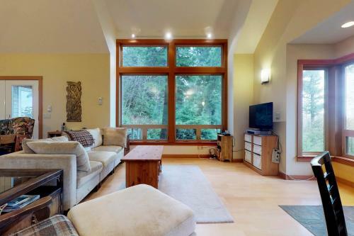 Magical Wooded Retreat In Cove Beach