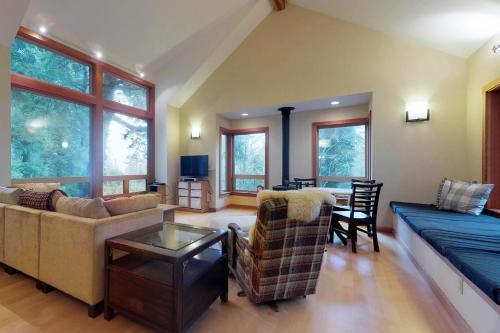 Magical Wooded Retreat In Cove Beach