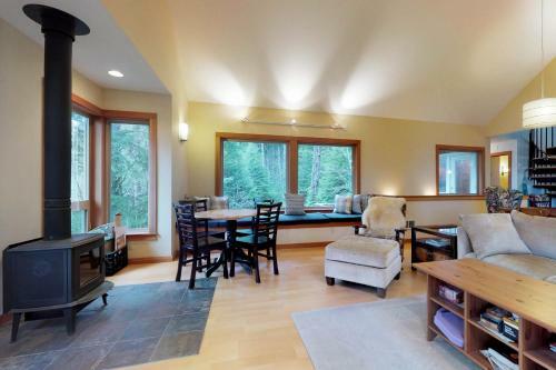 Magical Wooded Retreat In Cove Beach