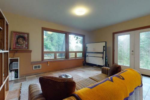 Magical Wooded Retreat In Cove Beach
