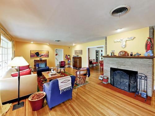 Light-filled Charmer Home Home
