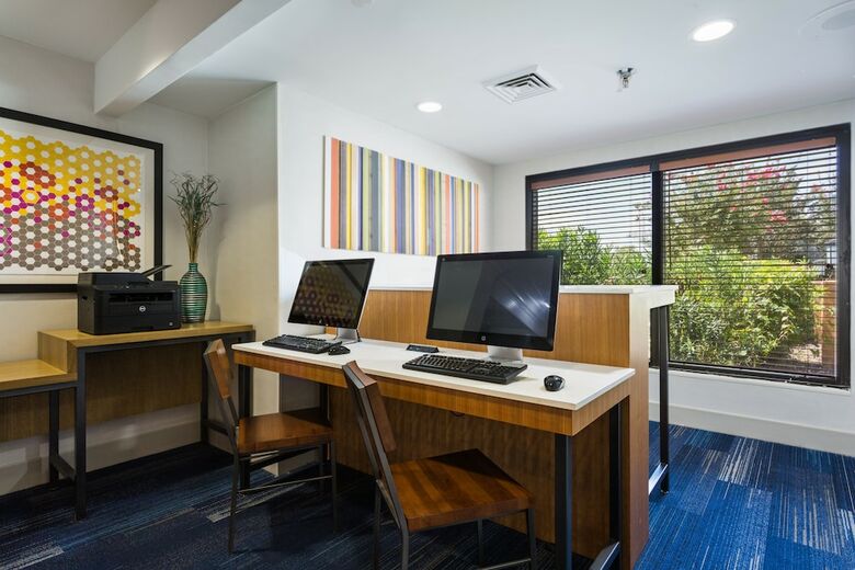 Holiday Inn Express Hotel & Suites Wilmington-university Ctr