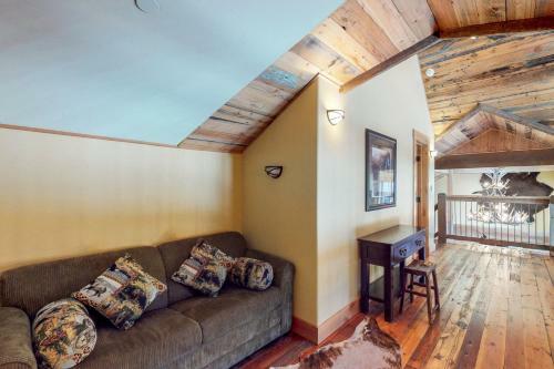 Antler Ridge Ski Lodge