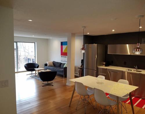 Apartamento Modern, Spacious, Two Bedroom With Balcony!