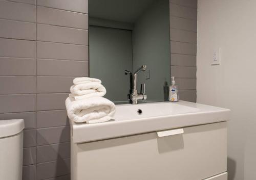Apartamento Modern, Spacious, Two Bedroom With Balcony!