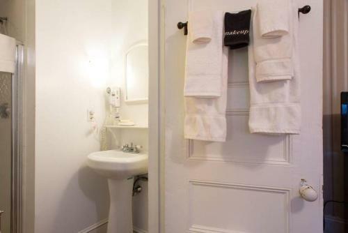 Posada The Coolidge Corner Guest House: A Brookline Bed And Breakfast
