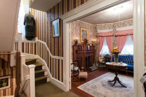 Posada The Coolidge Corner Guest House: A Brookline Bed And Breakfast