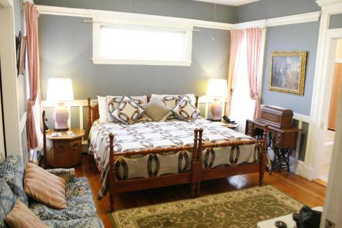 Posada The Coolidge Corner Guest House: A Brookline Bed And Breakfast