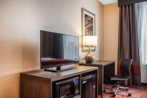 Hotel Comfort Inn & Suites Near Stadium