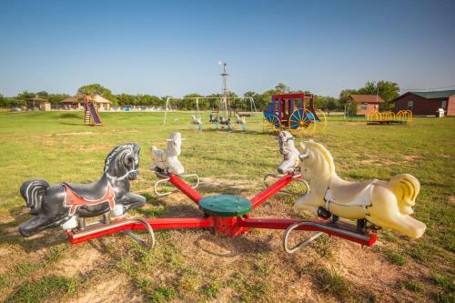 Bay Landing Camping Resort Deluxe Cabin 28