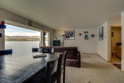Accent Lakefront Villa
