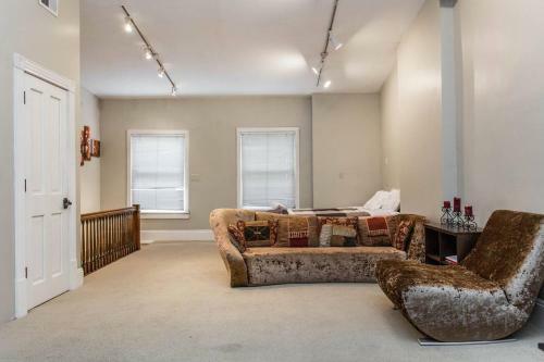 Safe Spacious Mansion In???downtown