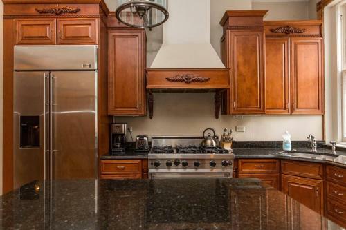 Safe Spacious Mansion In???downtown