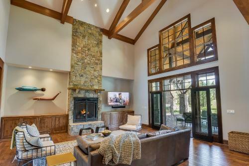Little Lake Lodge