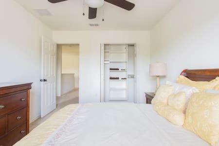 Modern 4 Bedroom House With Swimming Pool