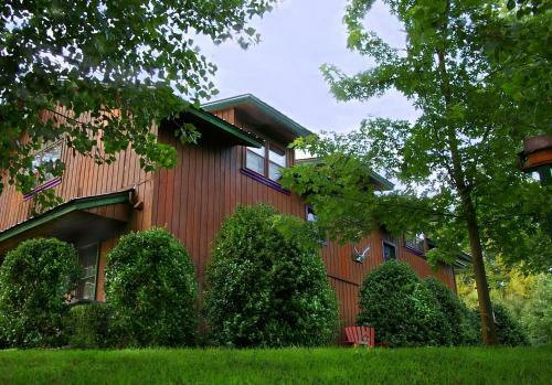 Bed & Breakfast Cedar House Inn & Yurts