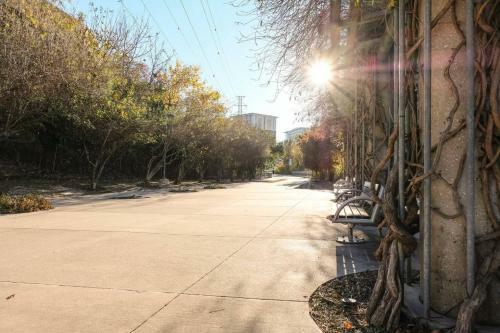 Apartamento Explore Dallas Near Turtle Creek & Trail | Parking