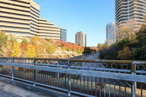 Apartamento Bold + Trendy | Parking | 1 Mi From Uptown @ 2br