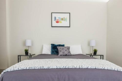 Apartamento Beautiful W/ Balcony & Parking | Dining & Shopping