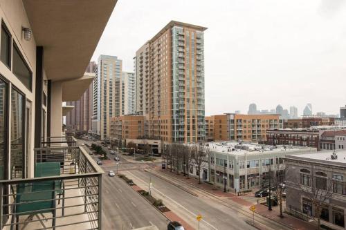 Apartamento Stay Above It All @ Views + Balcony + Shopping 1br