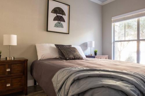 Apartamento Quiet + Modern | Parking | Dining + Shopping 2br