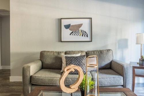 Apartamento Quiet + Modern | Parking | Dining + Shopping 2br