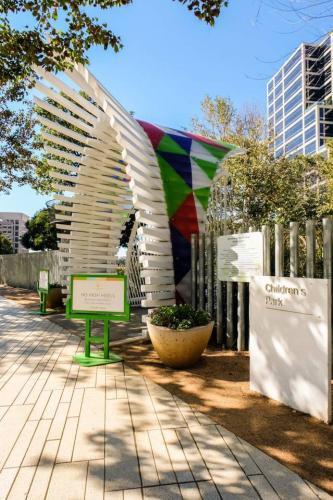 Apartamento Chic Central Uptown Loft 1br @ Shopping + Dining