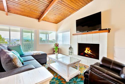 Dp-338 - Hillside Getaway Two-bedroom Holiday Home