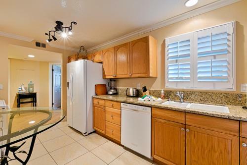 Dp-4 Ritz Pointe Condo Two-bedroom Apartment