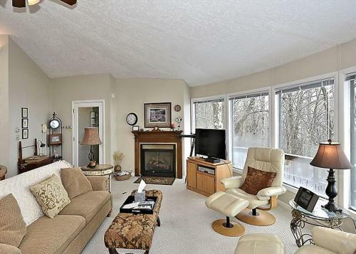 Round To It Three-bedroom Chalet