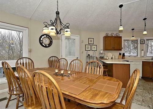 Round To It Three-bedroom Chalet
