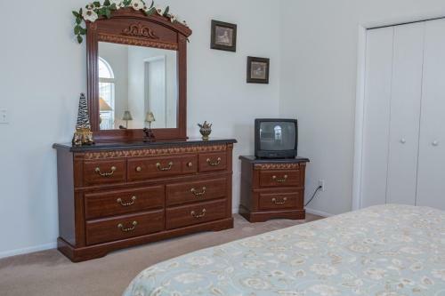 Sarah's Hampton Lakes Villa - Three Bedroom Home
