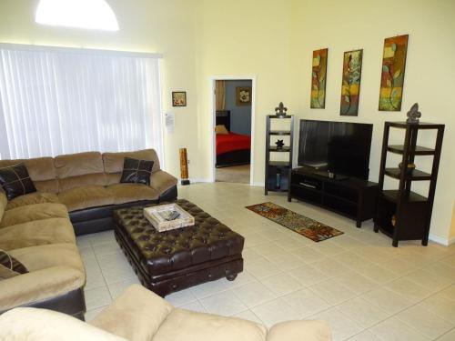 Hills Den 102