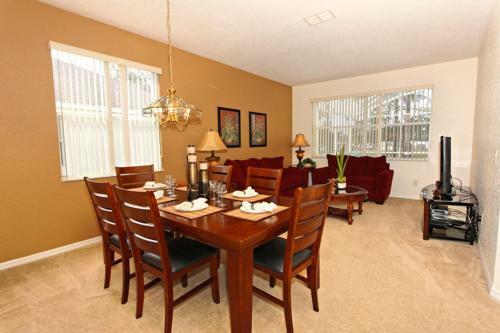 Oxford 684 Apartment