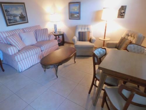Apartamento The Grove Beach Condominiums