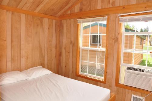 Plymouth Rock Camping Resort Deluxe Cabin 19