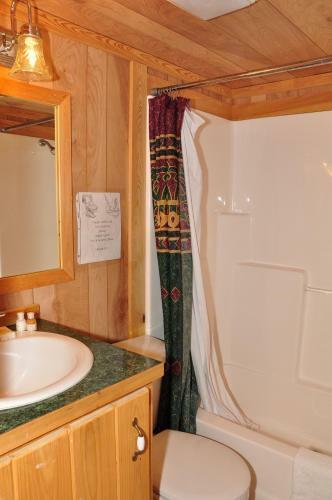 Plymouth Rock Camping Resort Deluxe Cabin 19