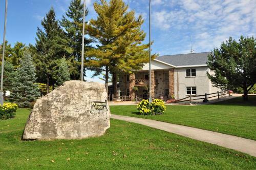 Plymouth Rock Camping Resort Deluxe Cabin 14