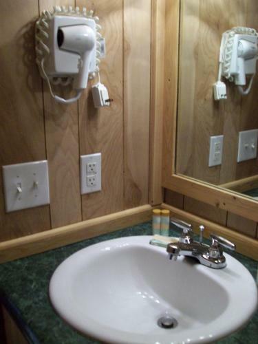 Plymouth Rock Camping Resort Deluxe Cabin 11