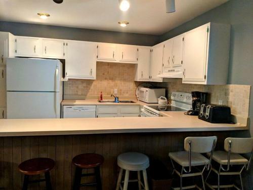 31 Valley Village